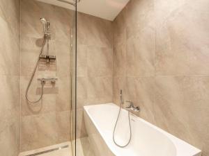 Ένα μπάνιο στο Bungalow in Sint Maartenszee near the beach +15 φωτογραφίες