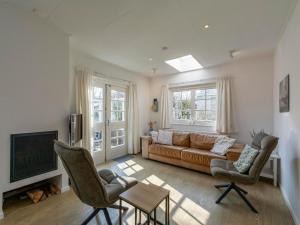 Μια τηλεόραση ή/και κέντρο ψυχαγωγίας στο Bungalow in Sint Maartenszee near the beach