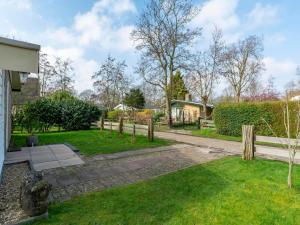 Κήπος έξω από το Bungalow in Sint Maartenszee near the beach