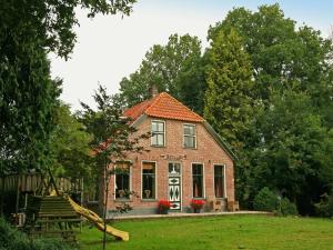 Vườn quanh Farmhouse in Reest Valley with Sauna & Hot Tub