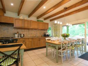 Nhà bếp/bếp nhỏ tại Farmhouse in Reest Valley with Sauna & Hot Tub