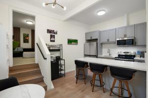 eine Küche mit weißen Schränken und Barhockern in der Unterkunft Cozy Affordable Private Rooms Newly Renovated near SF Transportation in San Francisco + 37 Fotos