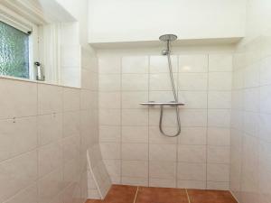 Ένα μπάνιο στο Cozy Texel Retreat with Garden