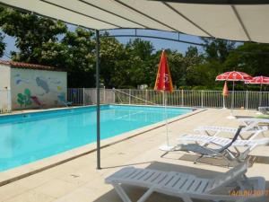 Πισίνα στο ή κοντά στο Chalet sur pilotis avec terrasse pour 2 personnes - API-1-52-293