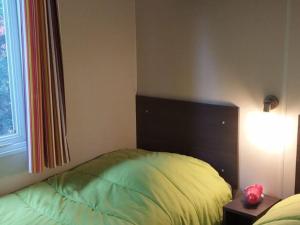 Ένα ή περισσότερα κρεβάτια σε δωμάτιο στο Mobil-home avec terrasse pour 4 pers - API-1-52-258 +26 φωτογραφίες