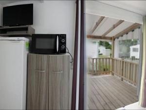 Kuchyň nebo kuchyňský kout v ubytování Mobil-home accessible de 32m² avec terrasse à Bretignolles-sur-Mer - API-1-52-327