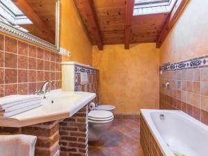un bagno con lavandino, WC e vasca di Holiday Home in Vrsar near the Sea a Vrsar Altre 32 foto