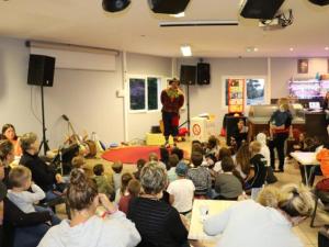 una multitud de personas sentadas en una habitación con un hombre en un escenario en Mobil-home 25m² avec Terrasse à Brétignolles-sur-Mer - API-1-52-341, en Bretignolles-sur-Mer 24 fotos más