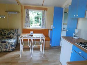Kuchyň nebo kuchyňský kout v ubytování Mobil-home avec terrasse pour 4 personnes - API-1-52-663