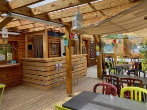 Εστιατόριο ή άλλο μέρος για φαγητό στο Chalet avec Terrasse, 2 chambres, pour 6 pers. - API-1-52-609