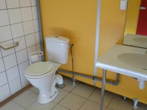 Ένα μπάνιο στο Chalet sur pilotis avec terrasse - 5 personnes - API-1-52-505