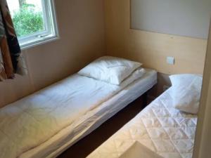 Gallery image of Mobil-home confortable avec terrasse pour 6 personnes - API-1-52-543 in Lempdes sur Allagnon