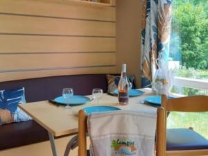 Gallery image of Mobil-home confortable avec terrasse pour 6 personnes - API-1-52-543 in Lempdes sur Allagnon