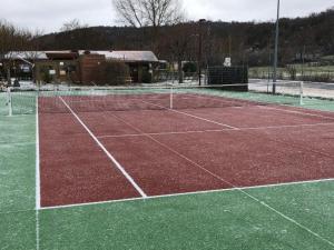 Facilități de tenis și/sau squash la sau în apropiere de Mobil-home confortable avec terrasse pour 6 personnes - API-1-52-543