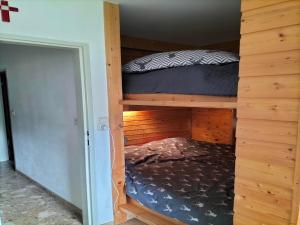 Letto a castello in camera con letto di Apartment Maria Alm near Hochkönig Ski Slopes a Maria Alm