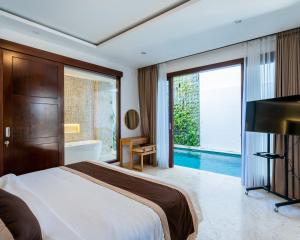 une chambre avec un lit, une baignoire et une télévision dans l'établissement Bali Residence Villa, à Uluwatu 68 autres photos