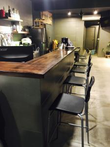 una cucina con una fila di sedie su un bancone di Kenting A&S a Città Vecchia di Hengchun