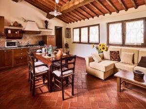 Una cocina y una sala de estar con una mesa y un sofá. en Tranquil Chianti Escape for 4, en Cavriglia