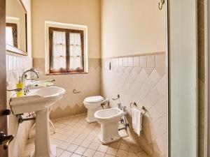 Un baño con dos inodoros y un lavabo. en Tranquil Chianti Escape for 4, en Cavriglia 28 fotos más