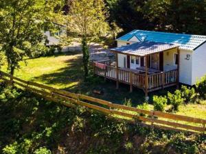 Το κτήριο όπου στεγάζεται  το κάμπινγκ