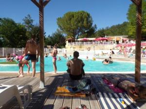 Photo de la galerie de l'établissement Mobil home 26m² avec Terrasse - 4 personnes - API-1-52-339, à La Cassagne 12 autres photos