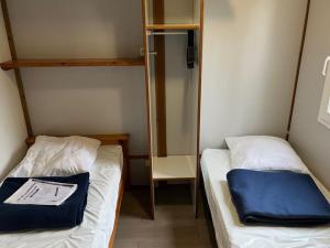 Ένα ή περισσότερα κρεβάτια σε δωμάτιο στο Chalet cosy avec terrasse pour 4 personnes - API-1-52-406 +17 φωτογραφίες