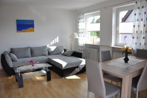 sala de estar con sofá y mesa en Ferienwohnung Landidyll, en Hameln