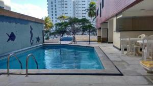 a swimming pool on the side of a building at Flat em Boa Viagem in Recife