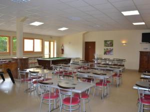 une salle de classe avec des tables et des chaises et une table de billard dans l'établissement Mobil home confortable avec terrasse et équipement complet - API-1-52-601, à Limeuil