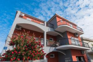 een gebouw met een kerstboom ervoor bij Apartments Blaf in Podstrana