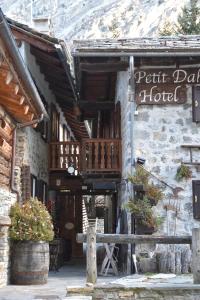 Gallery image of Hotel Petit Dahu - Chambres et Restaurant in Cogne