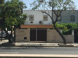 ヘレス・デ・ラ・フロンテーラにあるCasa Las Deliciasの通りの前に二つのガレージドアがある建物