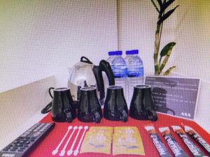 un tavolo con telecomando e alcune bottiglie d'acqua di Kenting A&S a Città Vecchia di Hengchun