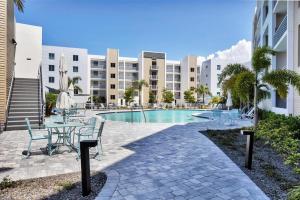 Πισίνα στο ή κοντά στο Luxury Condo on Sarasota Bay - Minutes for Downtown, Airport, Siesta and Lido Beach
