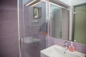 A bathroom at Captain's Studios