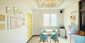 a dining room with a table and chairs at 너랑나랑 게스트하우스 in Seogwipo +21 photos