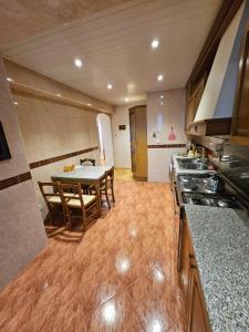Η κουζίνα ή μικρή κουζίνα στο F1 Luxury Apartment
