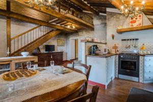 Kuchyňa alebo kuchynka v ubytovaní Domus Ghibellinae- Fonte di San Benedetto