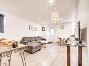 a living room with a couch and a table at Séjour agréable à Griffintown 2 chambres in Montréal