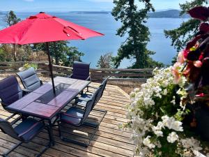 Fotografie z fotogalerie ubytování Shangri-La Oceanfront vacation home v destinaci Pender Island