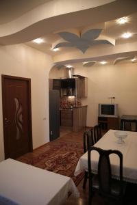 ein Wohnzimmer mit einem Tisch und einer Küche in der Unterkunft Jermuk Apartment in the Center in Dschermuk