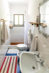 a bathroom with a sink and a toilet at Moby Dick Lodge in Malveira da Serra