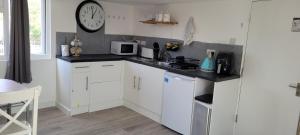 Dapur atau dapur kecil di Apartment In Cheshunt