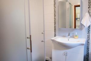 un baño con lavabo y espejo en Apartman Dunav - PARKING - Self check in, en Osijek 37 fotos más