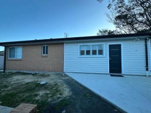 una casa con garaje y entrada para coches en 3BR Home 10 mins walk to Uni, free parking, AC, en Keiraville