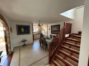 a kitchen and dining room with a table and stairs at Casa Rosita Cerca a Plaza Mayor in Villa de Leyva