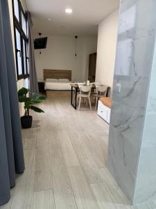 un salon avec une table et une salle à manger dans l'établissement APARTAMENTOS CIUDAD DE LAS ARTES Y LAS CIENCIAS, à Valence