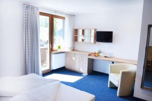 Televízia a/alebo spoločenská miestnosť v ubytovaní Hotel Tirolerhof