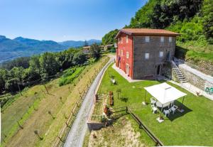 an aerial view of a building on a hill at Agriturismo Il Frutteto in Ghivizzano