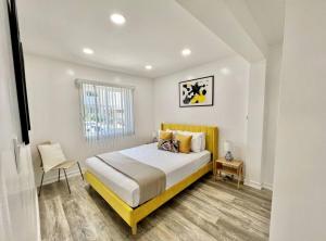a bedroom with a large bed and a window at Central San Diego 2 BED Condo in San Diego